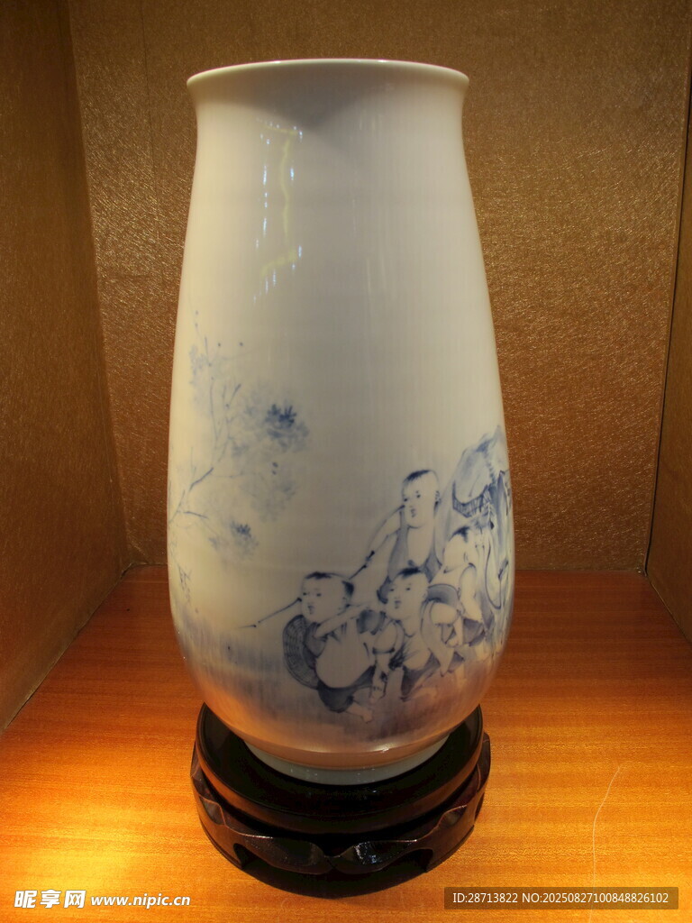 蓝白花纹陶瓷花瓶