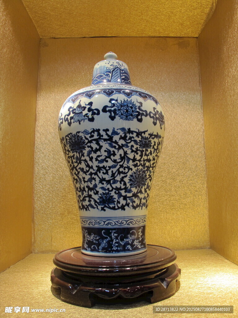 青花梅瓶展示于古朴空间