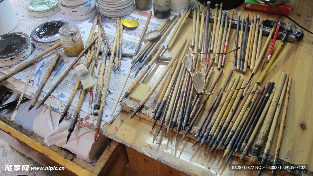 瓷器绘制工具陈列展示