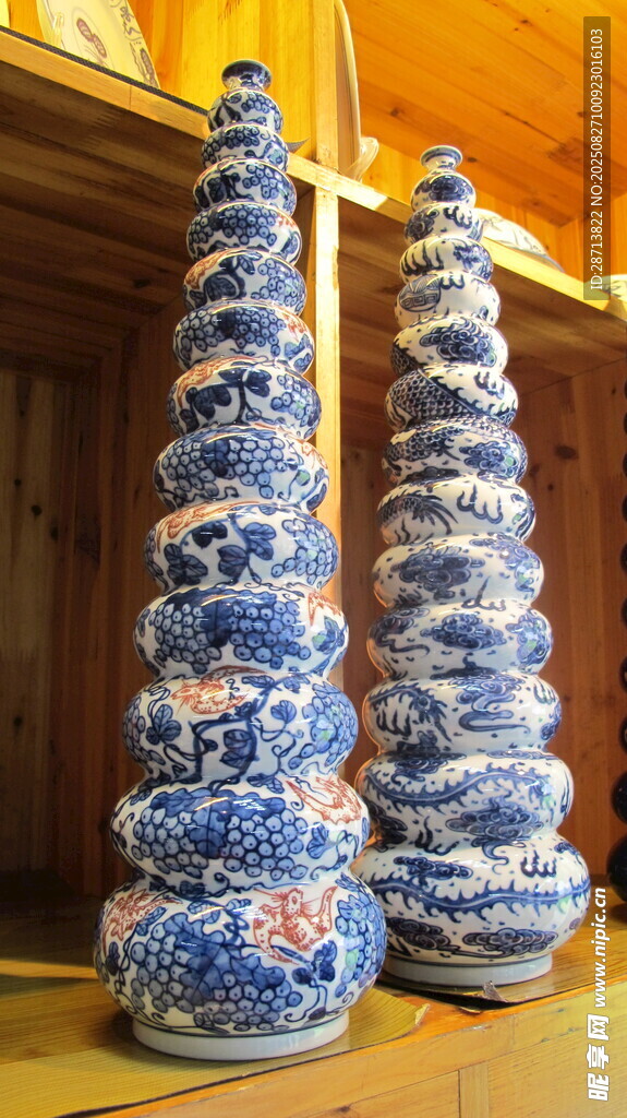 蓝白青花瓷塔摆件