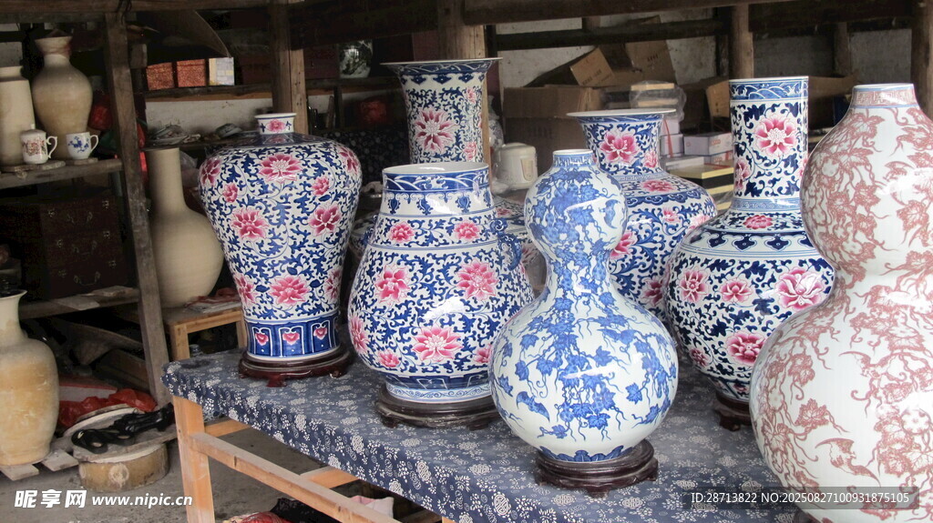 精美多彩陶瓷花瓶陈列