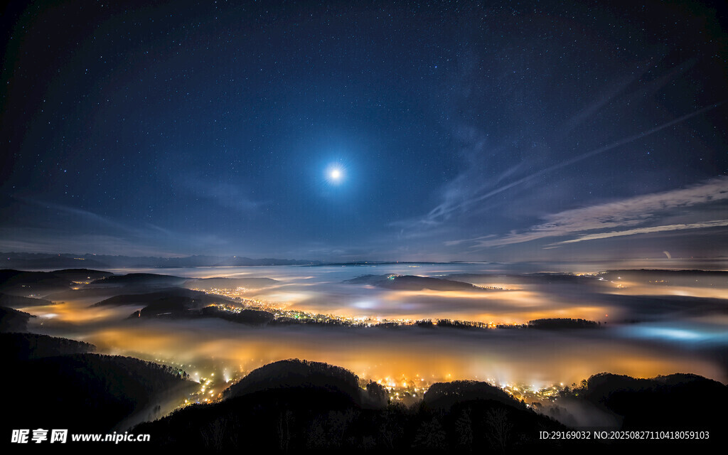 夜空下的山峦与璀璨月色