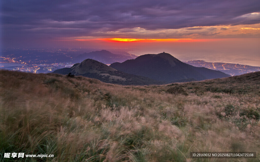 黄昏山野美景