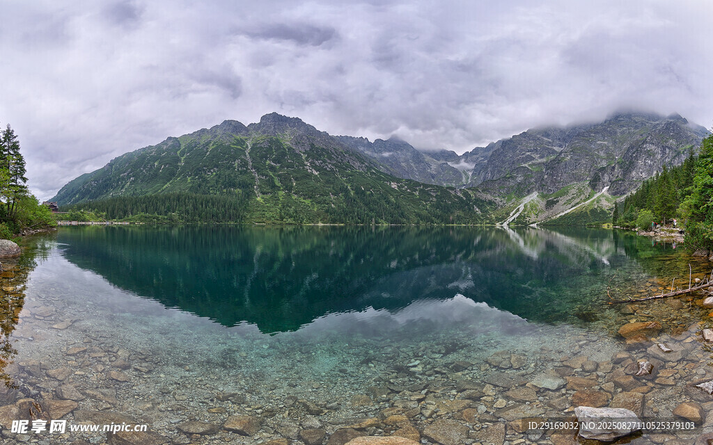 山间静谧湖景