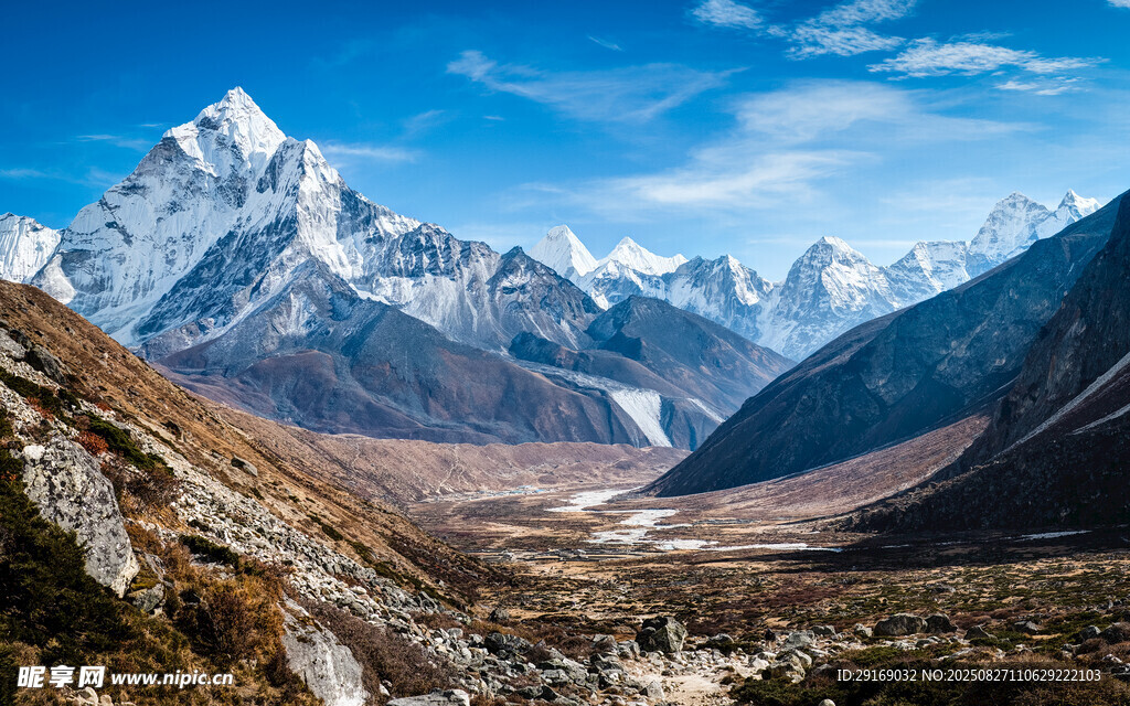 壮丽雪山山谷风光
