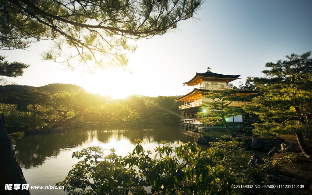 湖畔古亭映夕阳美景