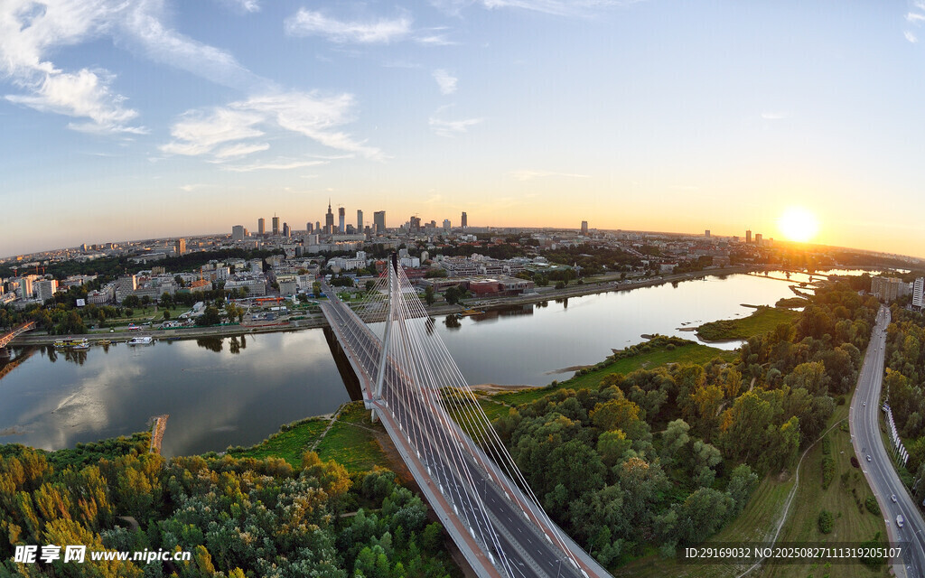 河畔城市日落风光美景