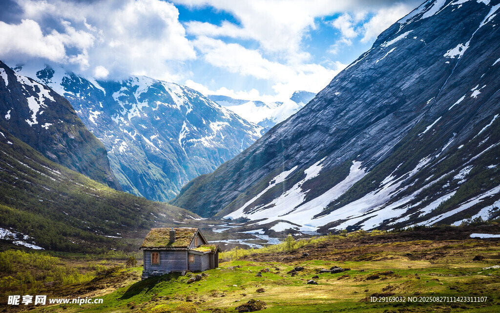 山间美景 雪覆峰谷小屋