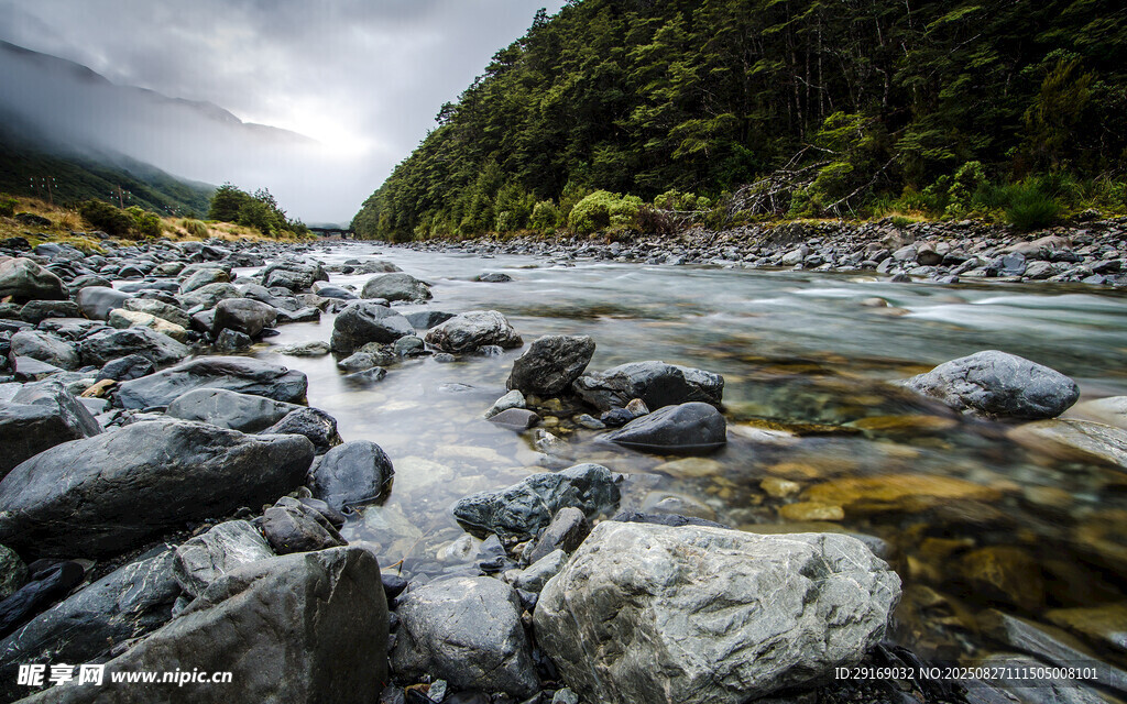 山间溪流与嶙峋怪石景观