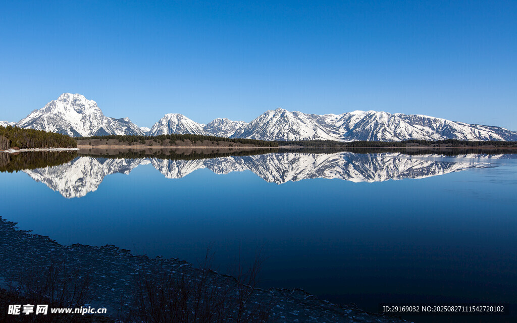 宁静湖岸雪山倒影美景