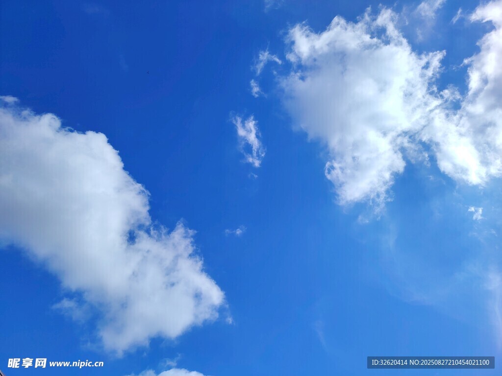蓝天飘白云