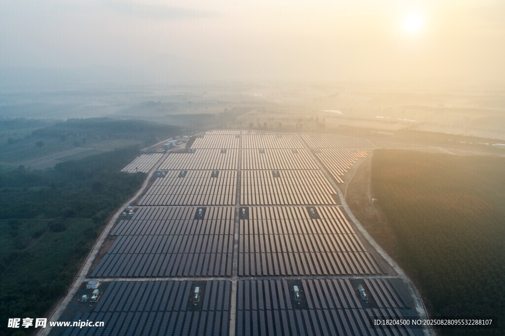 航拍大型太阳能光伏电站