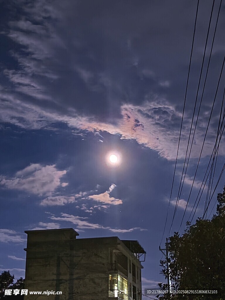 月夜下的建筑与云景