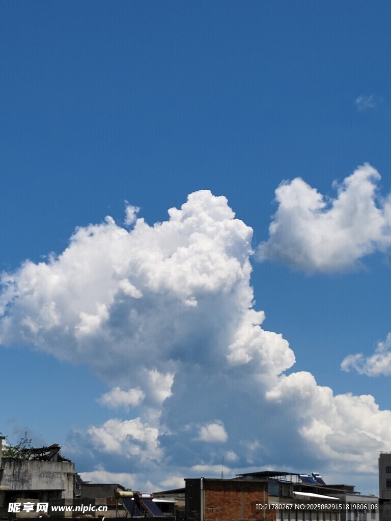 蓝天之下的城市与云朵