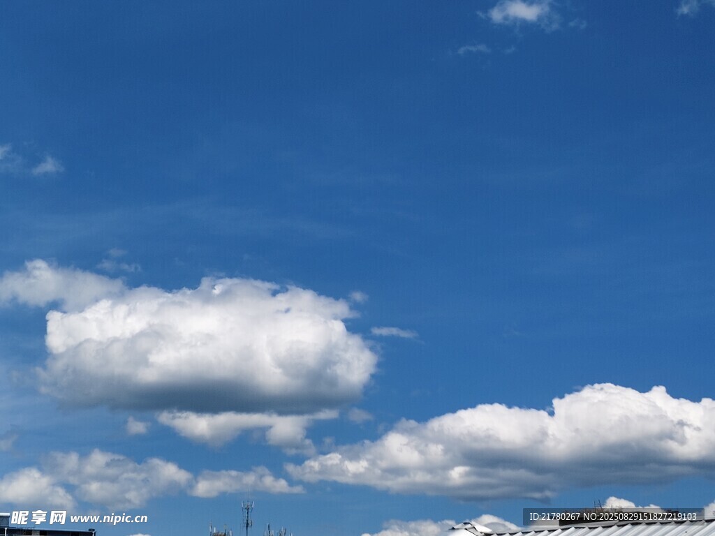 蓝天飘白云