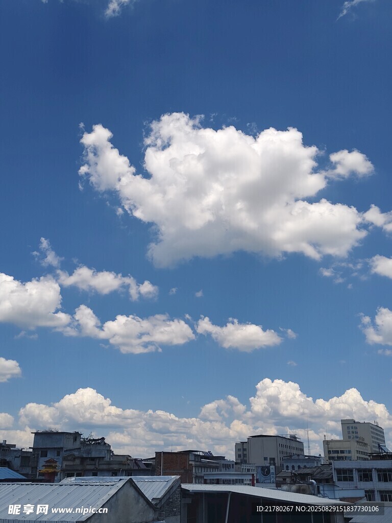蓝天之下的城市与白云
