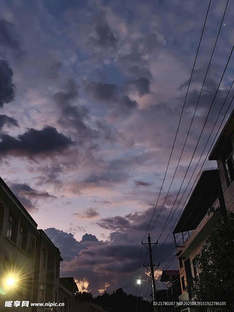 黄昏下的街道与绚烂天空