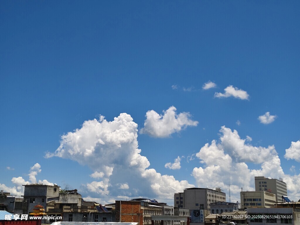 城市上空的蓝天白云