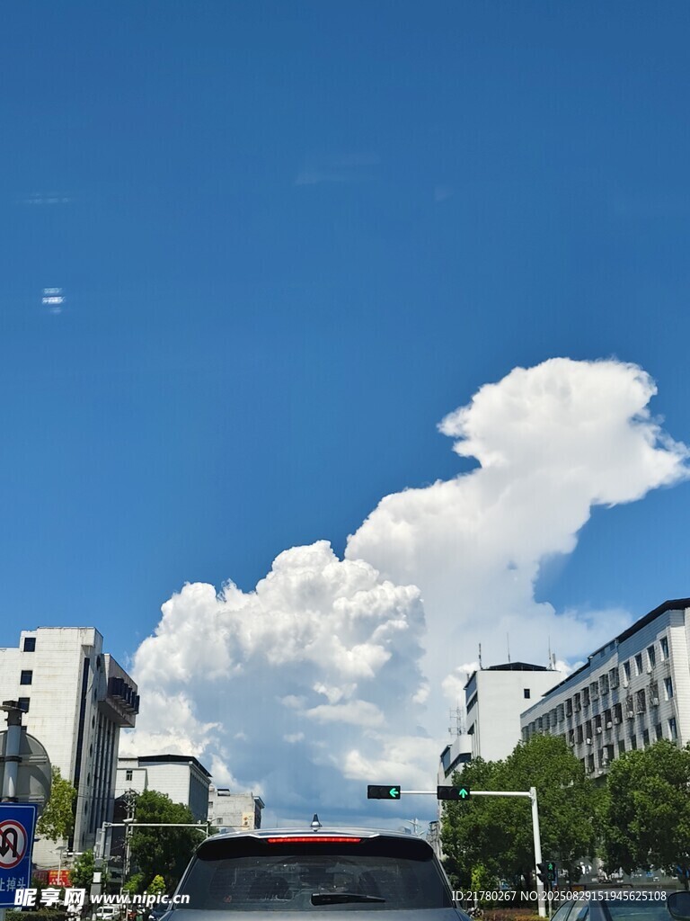 城市街道上的蓝天白云