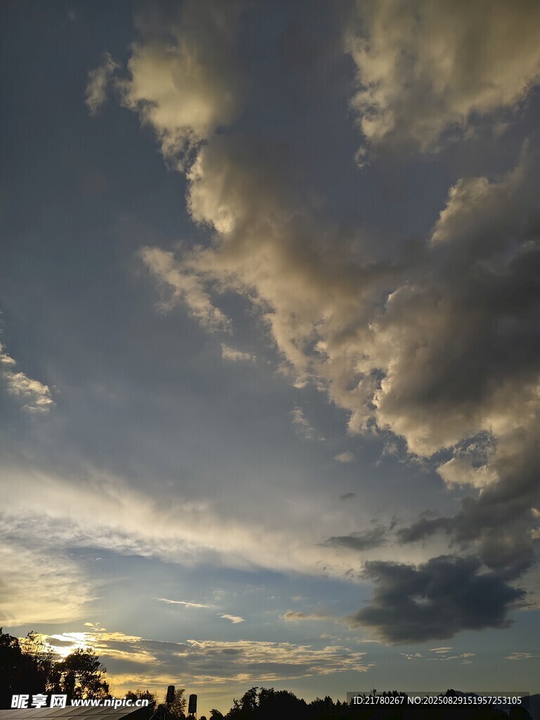 黄昏时分的壮丽云层景观