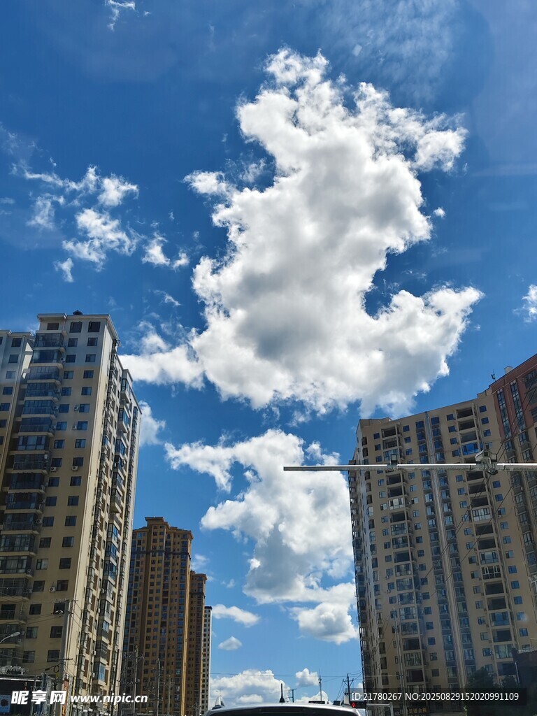 城市上空的白云蓝天