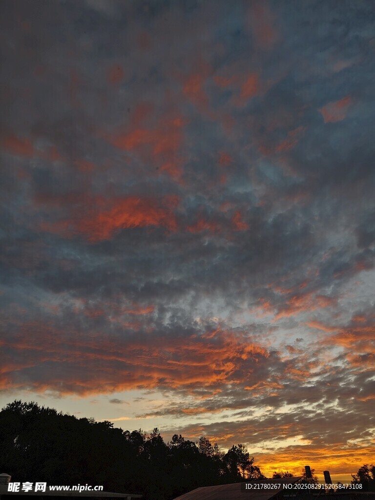 日落时分绚烂云霞景观