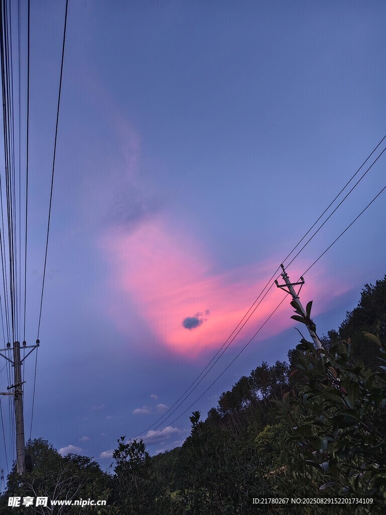 黄昏时分的电线与绚烂天空