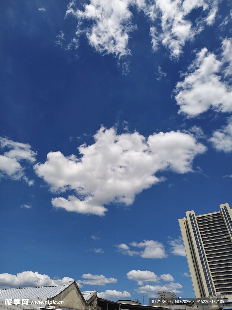 蓝天高楼与白云