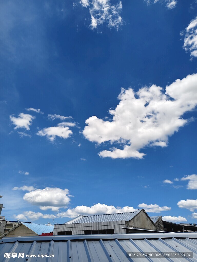 蓝天屋顶上的白云美景