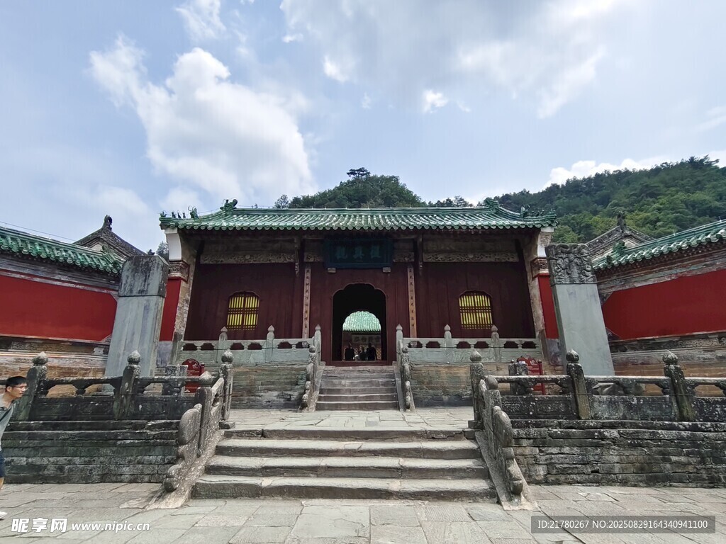 中式古建筑庙宇庄严景象