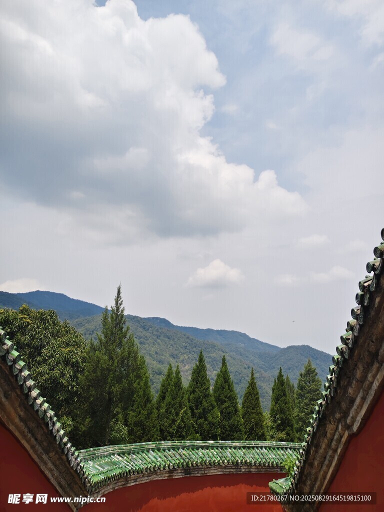 中式屋檐下的青山绿树