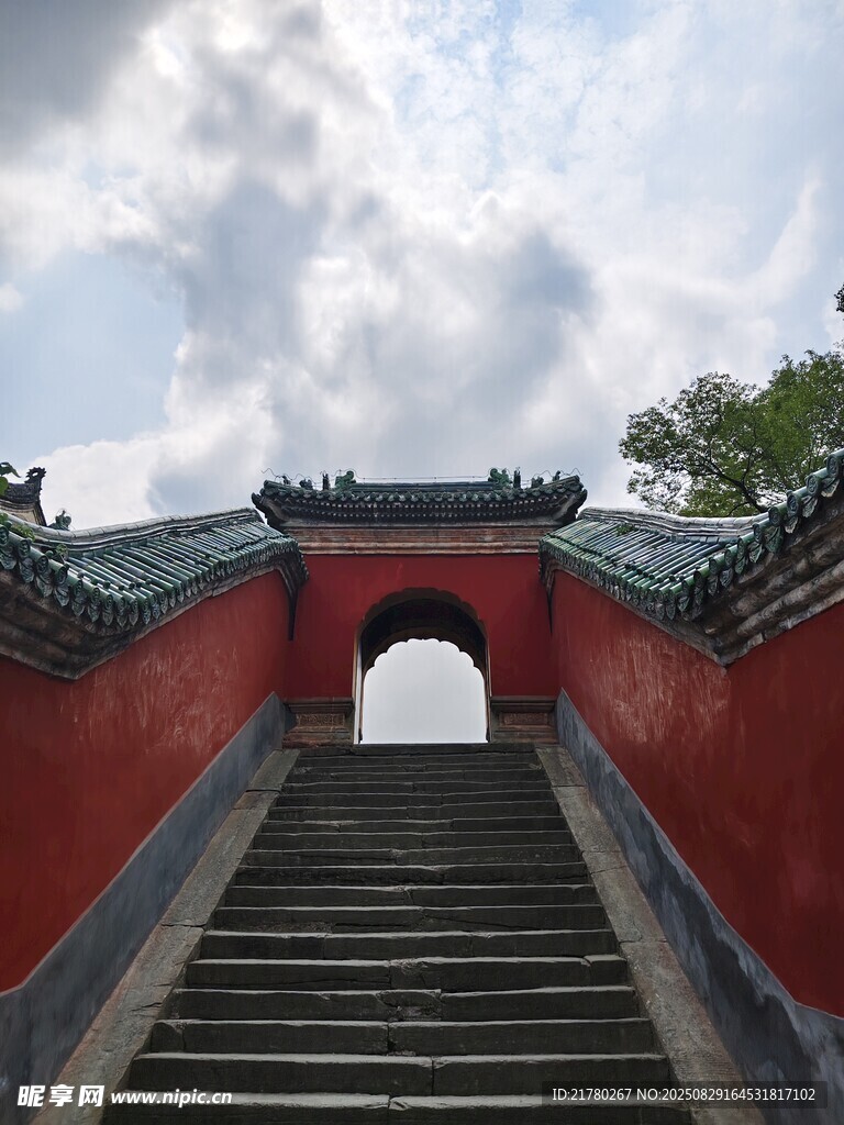 红墙古阶映云天