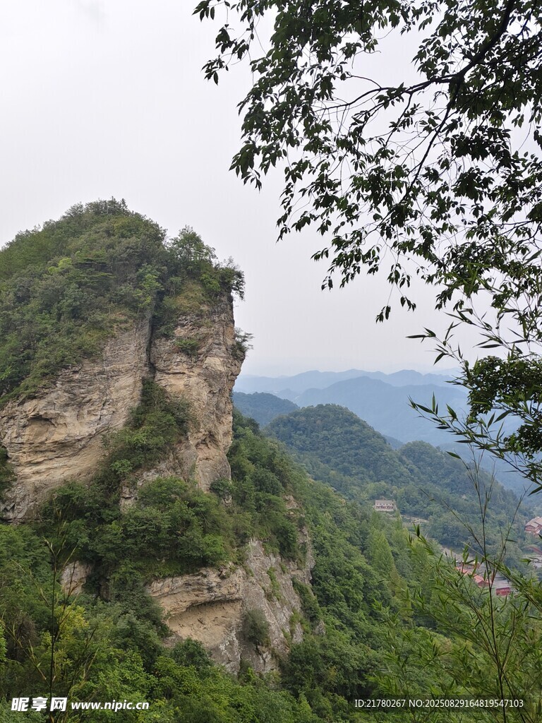 峻峭山峦