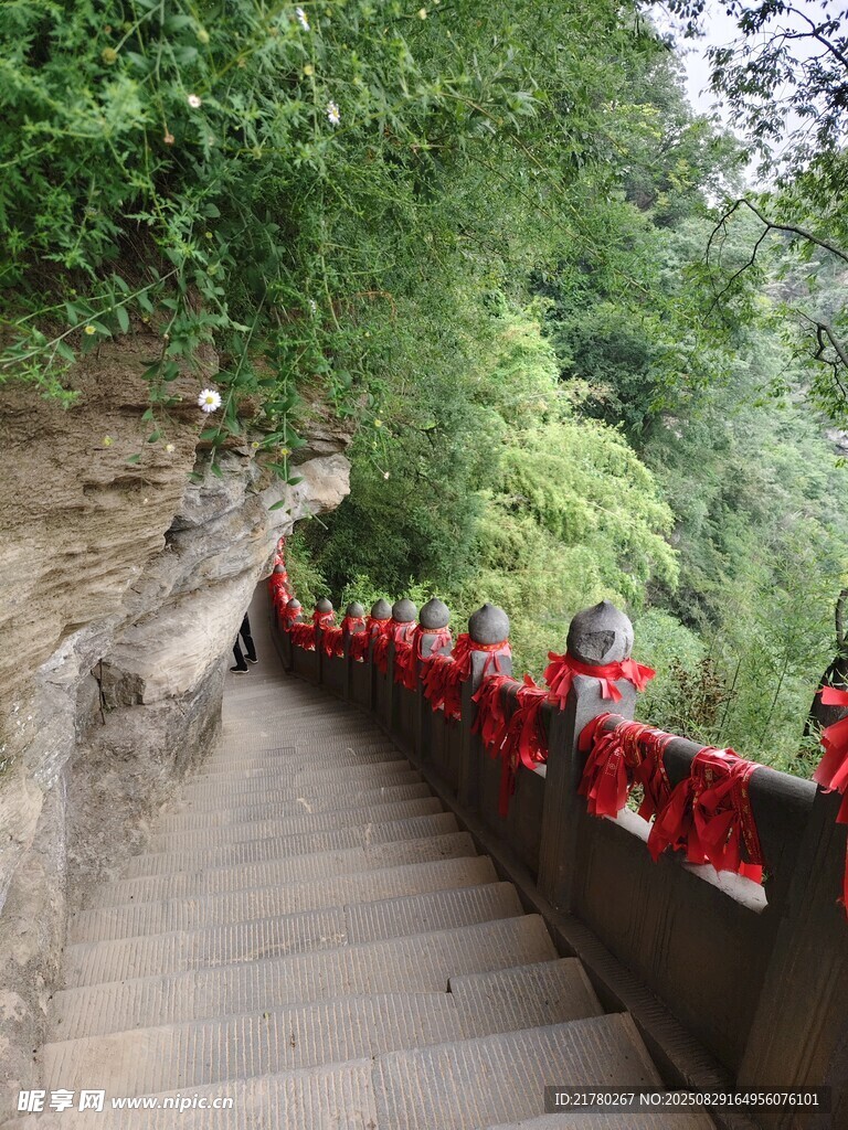 山间祈福阶梯
