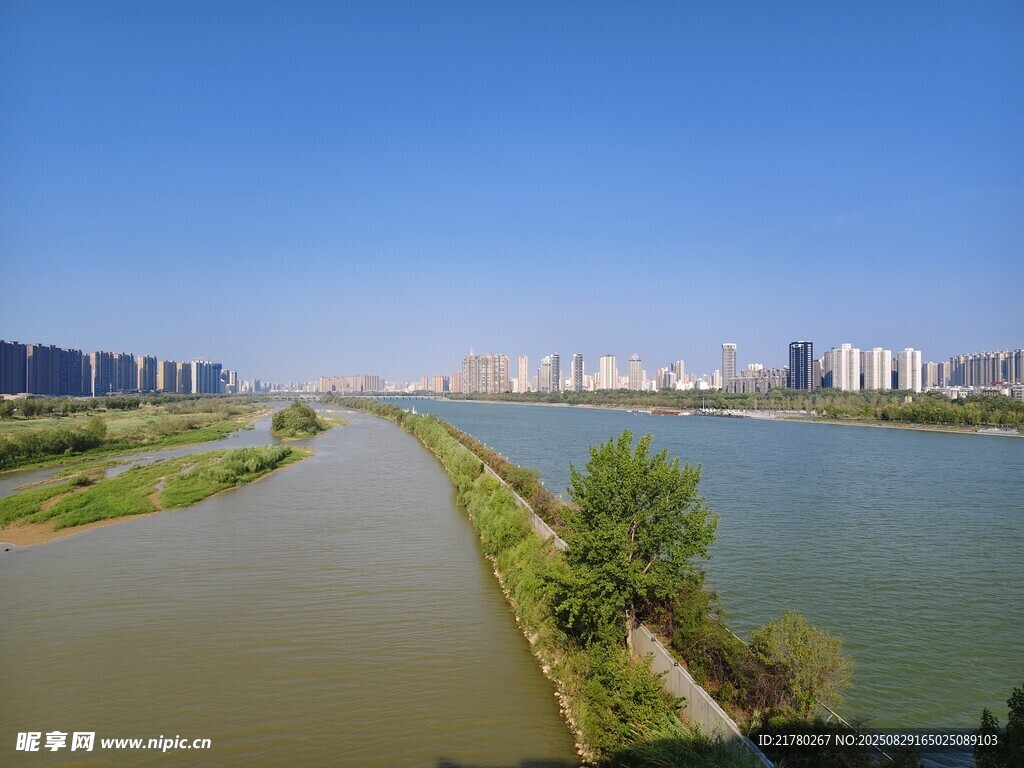 城市河畔风光