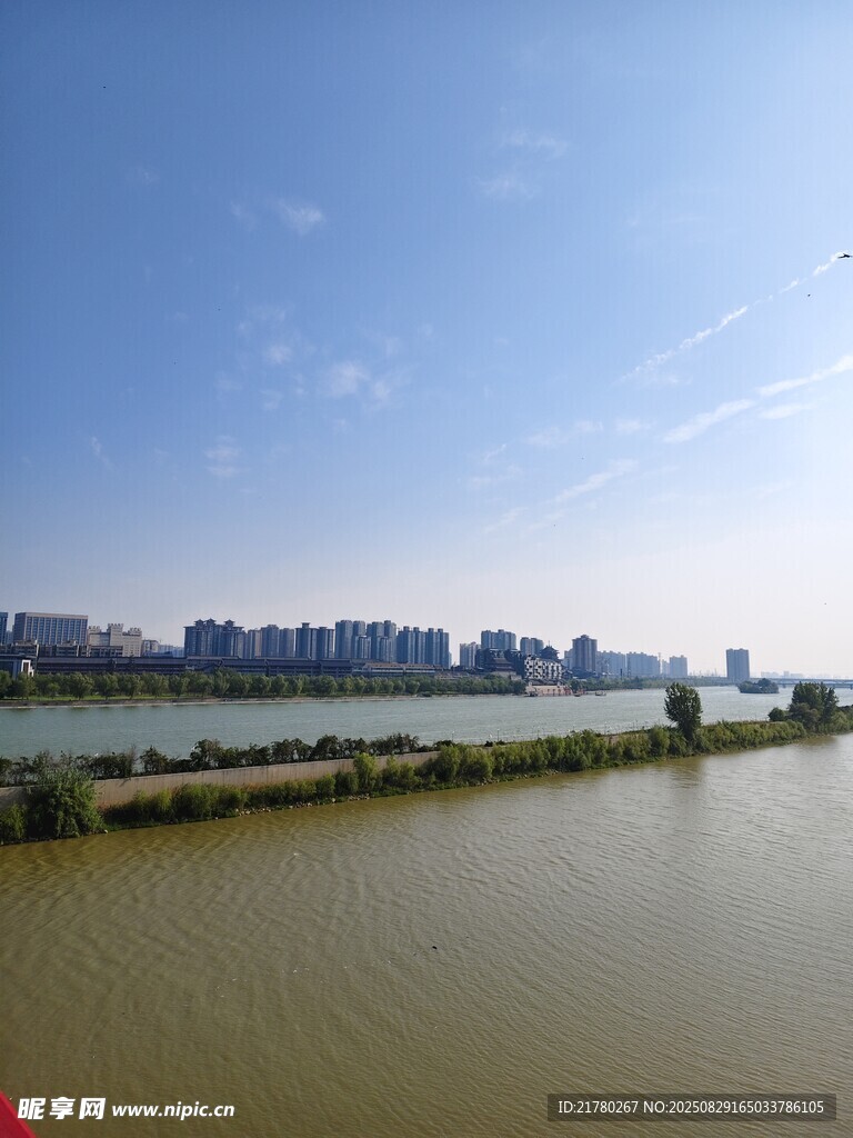 湖畔城市风光