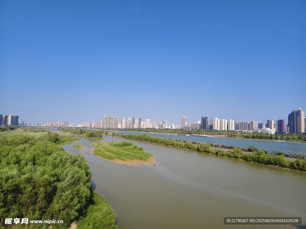 河畔城市风光