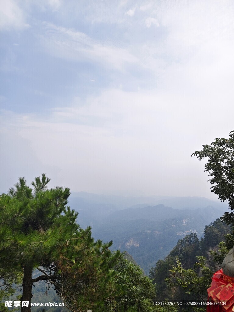 山巅 远眺朦胧山峦