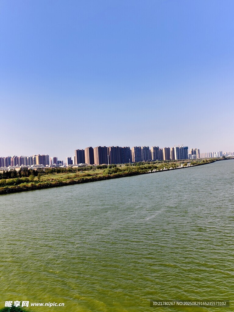 河畔城市风光