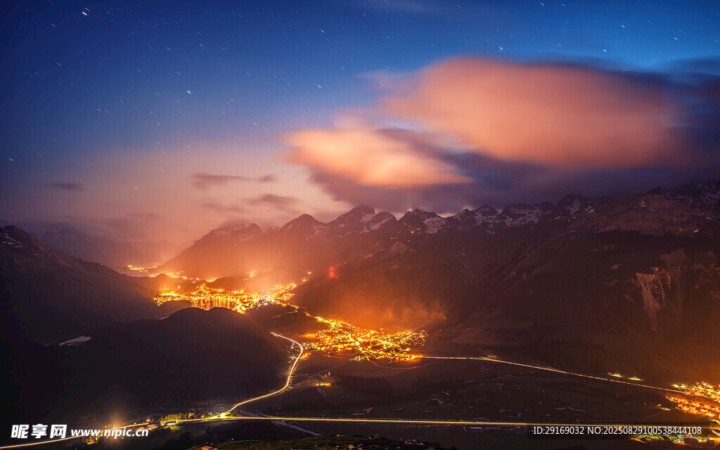 夜幕下山谷灯火璀璨景象