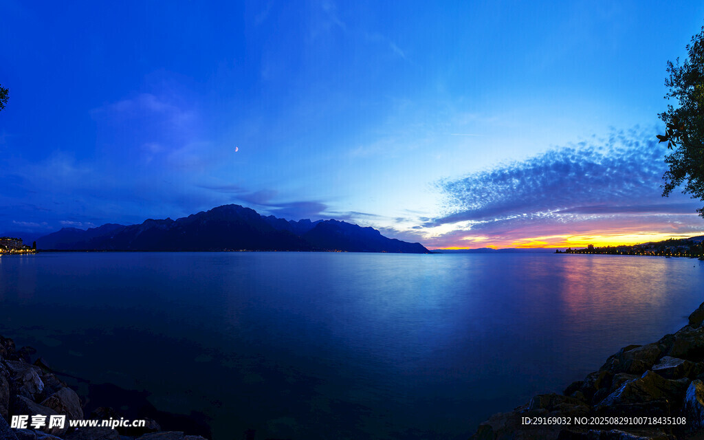 湖畔黄昏美景