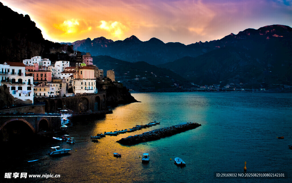 夕阳下美丽的海滨小镇