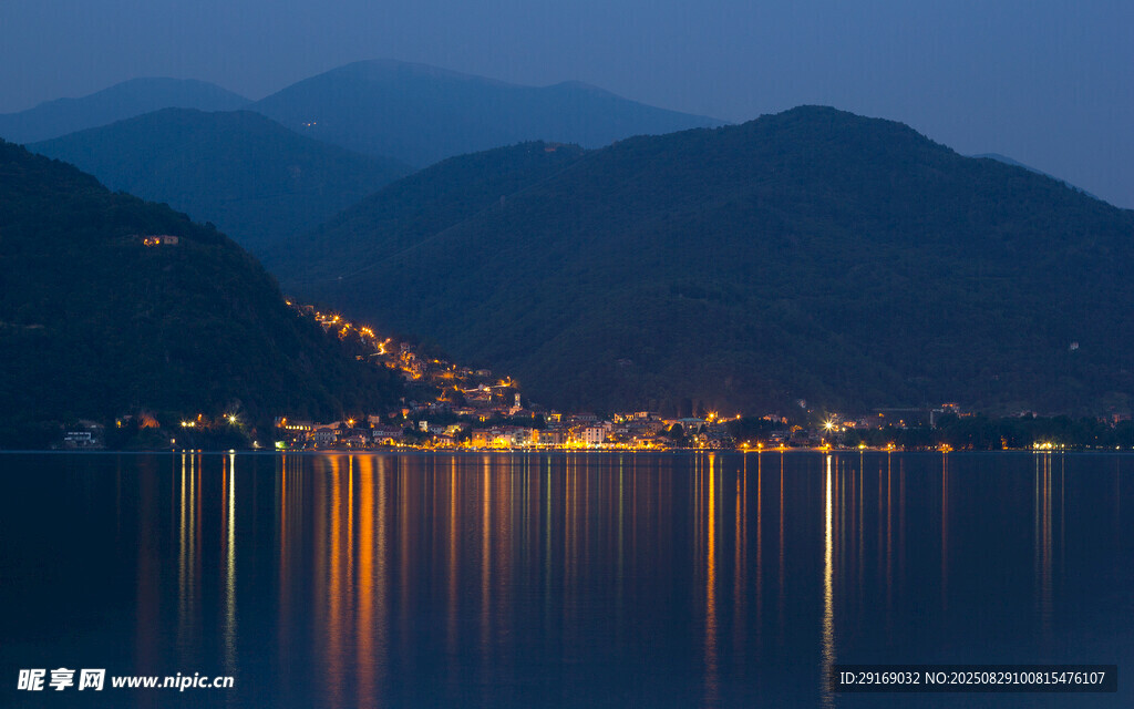 湖畔夜色 山水间城市灯火