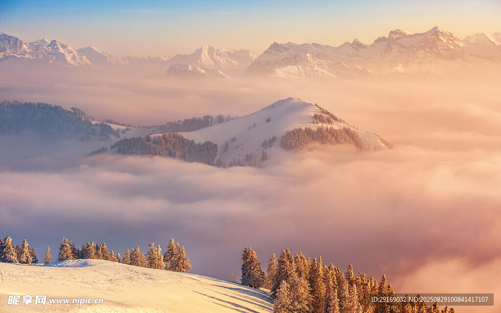 雪山云海间的壮丽景致
