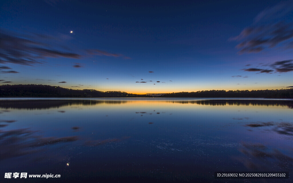 静谧湖畔的璀璨星空夜景