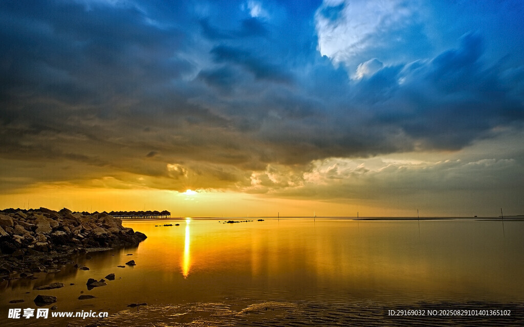 夕阳下的宁静湖面美景