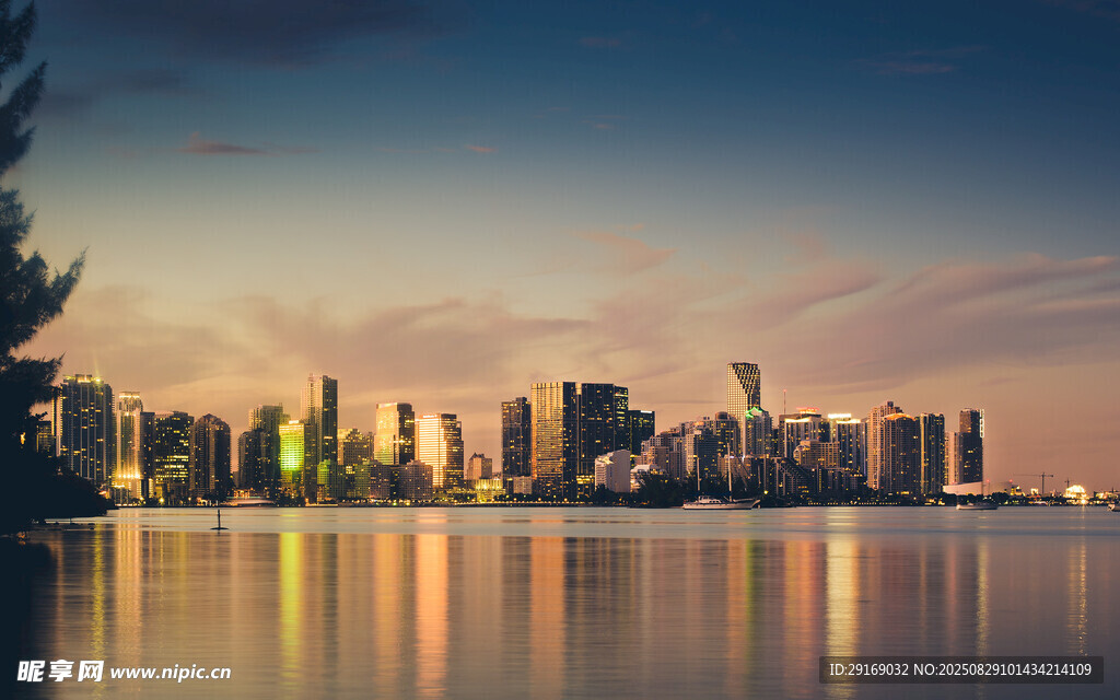 城市湖畔绚丽黄昏美景