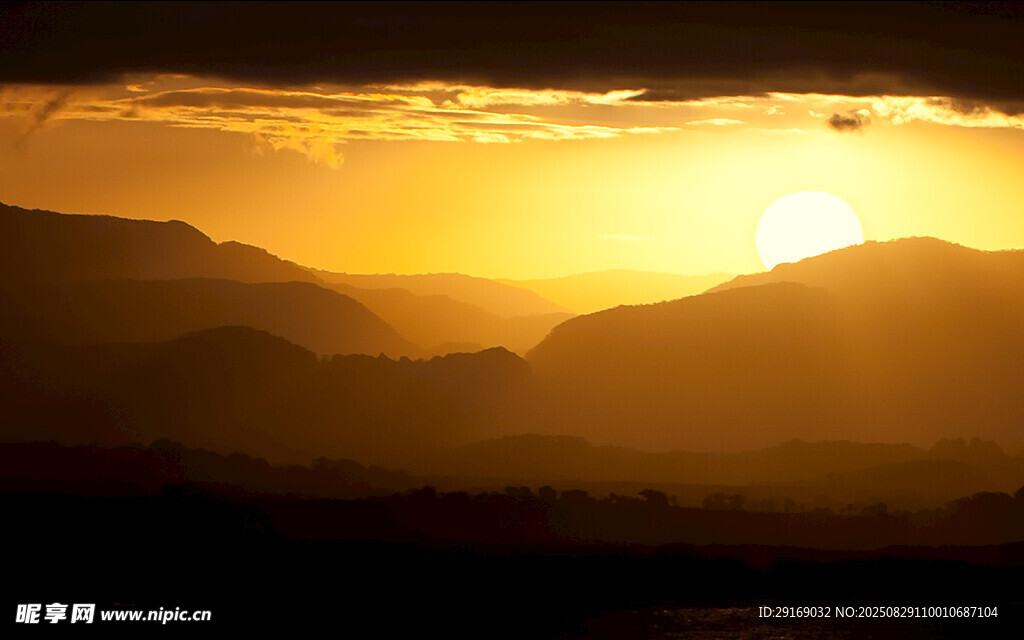 夕阳下的壮美山峦景色