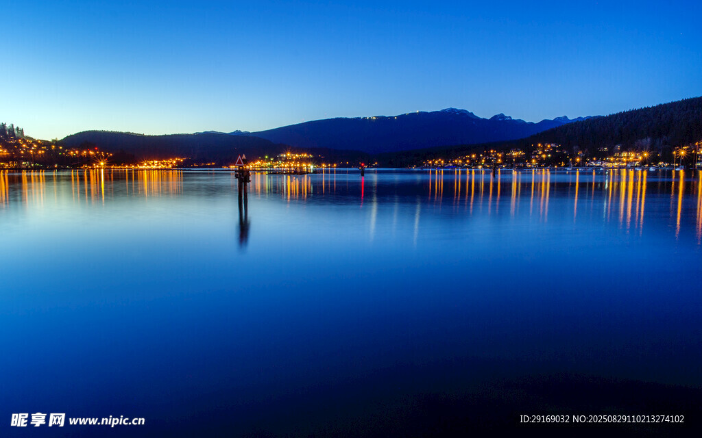 宁静湖畔夜景 波光粼粼