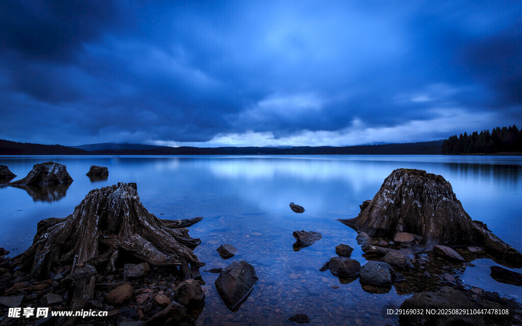 静谧湖畔夜色美景